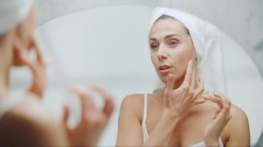 Banyo Aynasında Orta Yaşlı Kadın