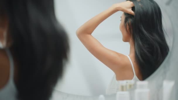 鏡を見る中年女性 — ストック動画