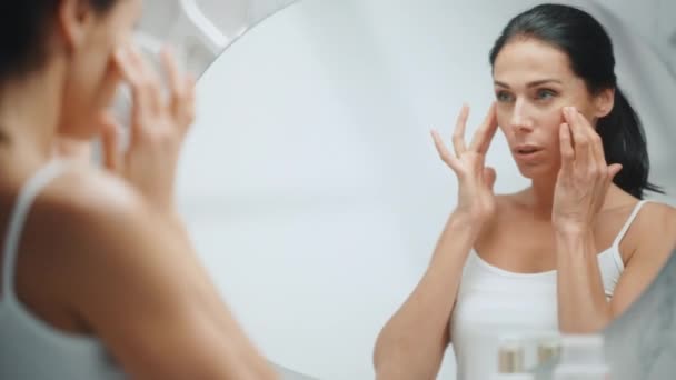 Middle Aged Woman Using Face Cream Mirror — 图库视频影像
