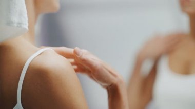 Banyo Aynasında Orta Yaşlı Kadın
