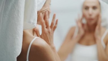 Banyo Aynasında Orta Yaşlı Kadın