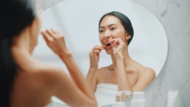 Genç Yetişkin Kadın Yüz Kremi Aynası Kullanıyor