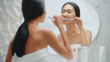 Genç Yetişkin Kadın Aynada Diş Fırçaladı