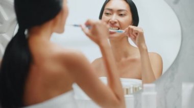 Genç Yetişkin Kadın Aynada Diş Fırçaladı