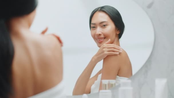 Donna che utilizza crema nello specchio — Video Stock