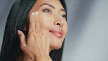 Kadın Yüz Kremi Portresi Kullanıyor