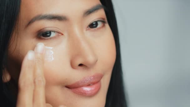 Mujer utiliza cara crema retrato — Vídeos de Stock