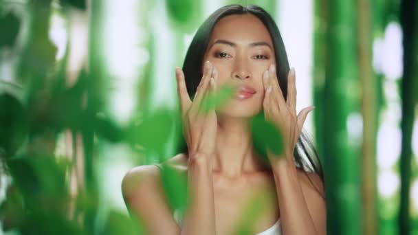 Азиатская женская портретная природа — стоковое видео