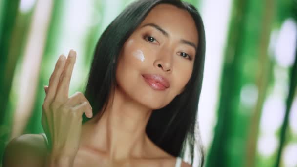 Aziatische vrouw portret natuur — Stockvideo