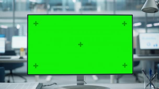 Desktop Computer met groen scherm — Stockvideo