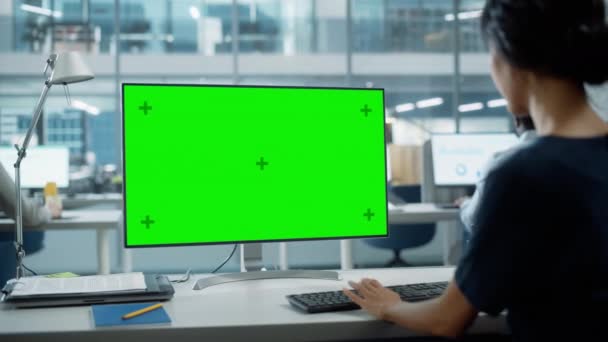 Business Manager Lavorare su computer con schermo verde — Video Stock