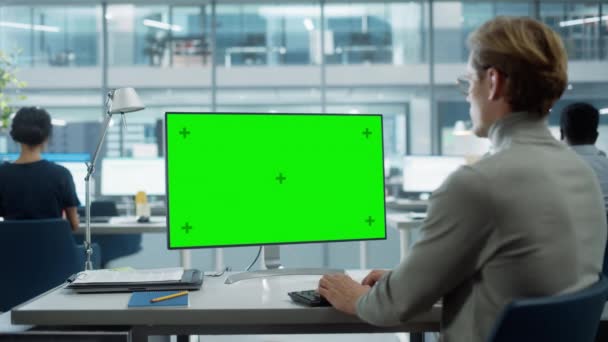 緑の画面でコンピュータを操作するビジネスマネージャー — ストック動画