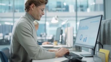 Ofiste çalışan İşletme Yöneticisi