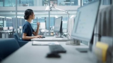 Ofiste çalışan İşletme Yöneticisi