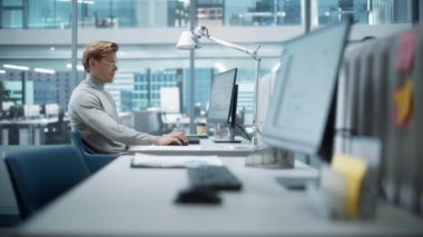 Ofiste çalışan İşletme Yöneticisi