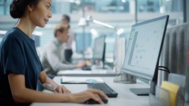 Ofiste çalışan İşletme Yöneticisi