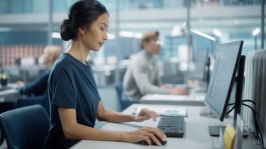 Ofiste çalışan İşletme Yöneticisi