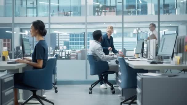 Equipo de Gerentes Trabajando en la Oficina — Vídeos de Stock