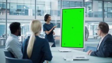 İş Yöneticisi Yeşil Ekran Ekranında Sunum Veriyor