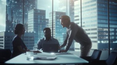 Ofis Konferans Odasında İş Toplantısı