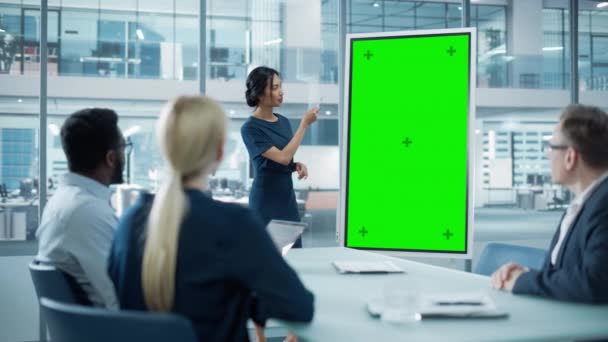 Gerente de negocios dando presentación en monitor de pantalla verde — Vídeo de stock