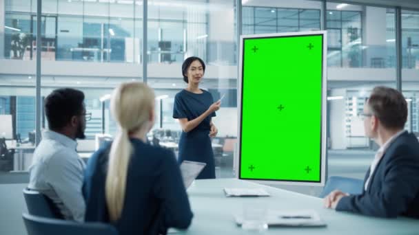 Gerente de negocios dando presentación en monitor de pantalla verde — Vídeos de Stock