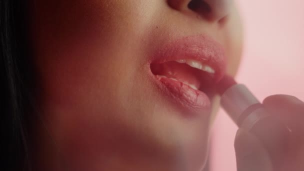 Frau benutzt Lippenstift — Stockvideo