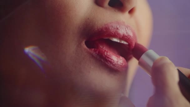 Frau benutzt Lippenstift — Stockvideo