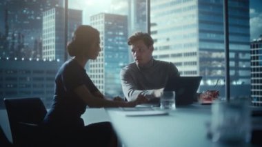 Ofis Konferans Odasında İş Toplantısı