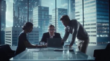 Ofis Konferans Odasında İş Toplantısı