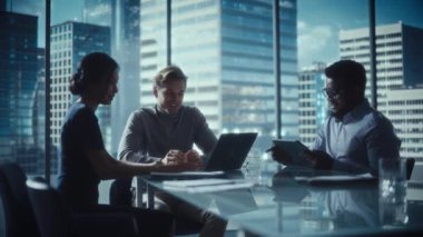 Ofis Konferans Odasında İş Toplantısı