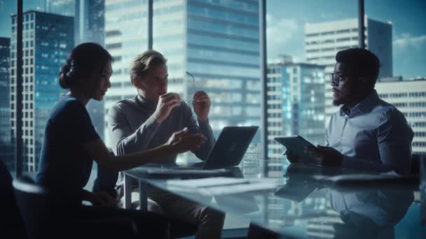 Reunión de negocios en la sala de conferencias — Vídeos de Stock