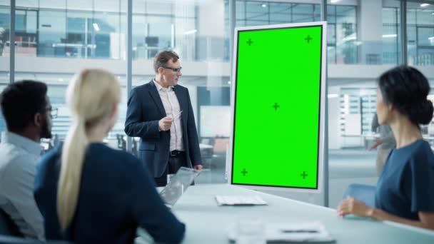 Менеджер з бізнесу дає презентацію на моніторі зеленого екрану — стокове відео