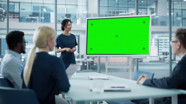 グリーンスクリーンモニターに関するプレゼンテーションを行うビジネスマネージャー — ストック動画