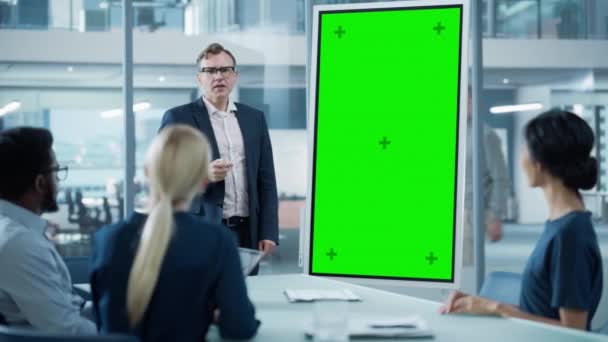 Obchodní manažer dává prezentaci na monitoru zelené obrazovky — Stock video