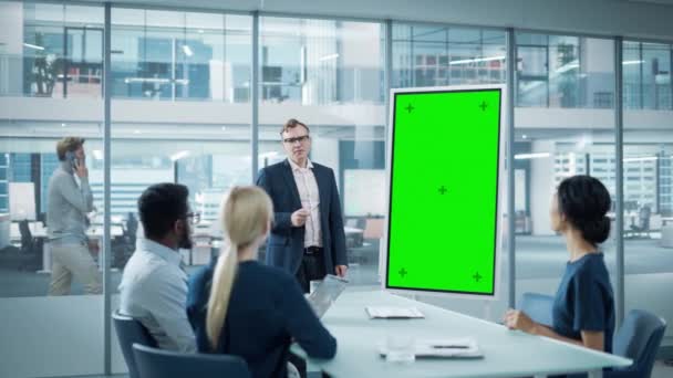 Gerente de negócios dando apresentação no monitor de tela verde — Vídeo de Stock