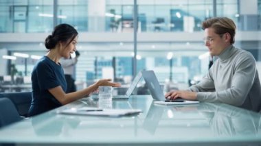 Ofis Konferans Odasında İş Toplantısı