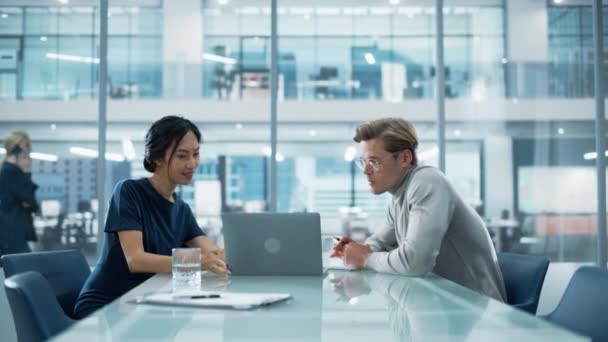 Reunión de negocios en la sala de conferencias — Vídeos de Stock