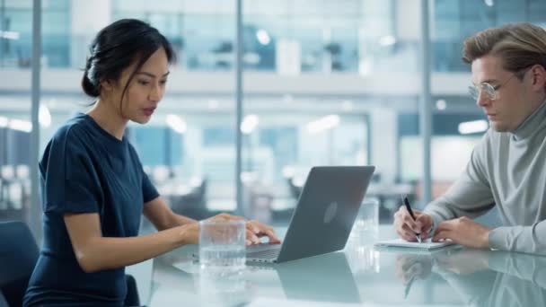 Reunión de negocios en la sala de conferencias — Vídeos de Stock