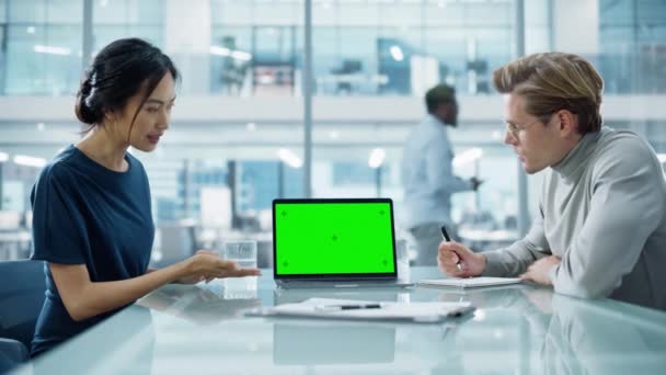 Reunión de negocios en oficina con pantalla verde — Vídeos de Stock