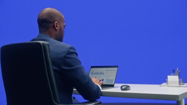 Empresario de 360 grados que trabaja en la pantalla verde de la computadora — Vídeos de Stock