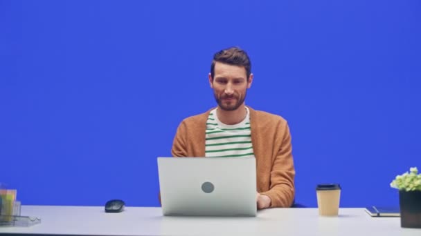360 градусів бізнесмен працює на комп'ютерному зеленому екрані — стокове відео