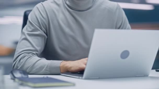 360 градусів офіс бізнесмен ноутбук — стокове відео