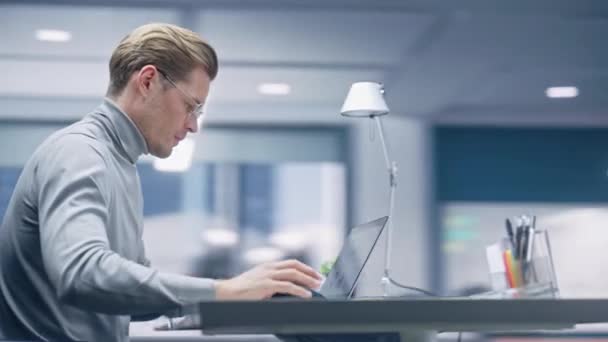360 Degré ordinateur portable d'homme d'affaires de bureau — Video