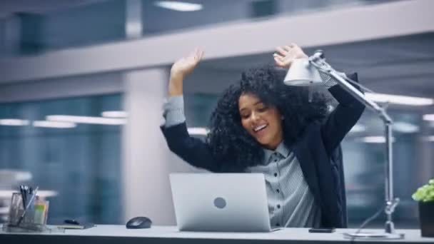 360 Degree Office Businesswoman Dancing — Stock video