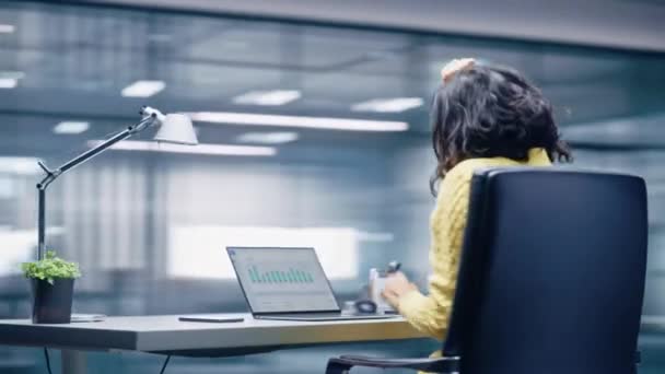 360 Degree Office Businesswoman Laptop — Stockvideo