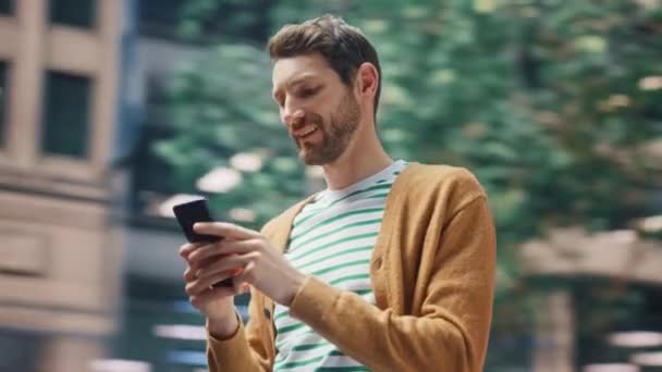 360 μοιρών άνθρωπος χρησιμοποιώντας Smartphone στην οδό — Αρχείο Βίντεο