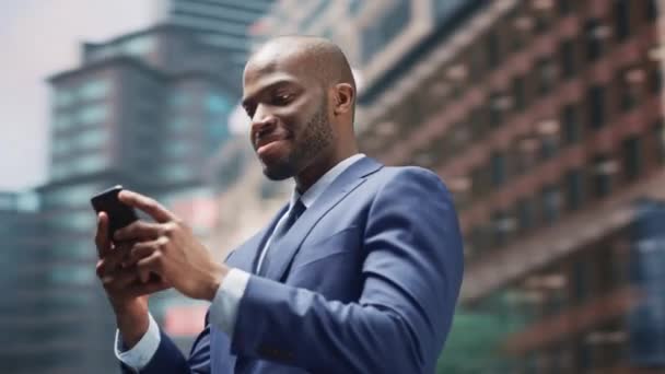 Hombre de 360 grados usando Smartphone en la calle — Vídeos de Stock