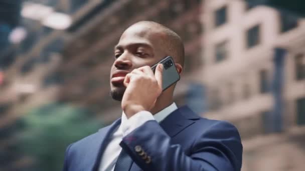 360 Degree Man Using Smartphone on Street — Vídeo de Stock