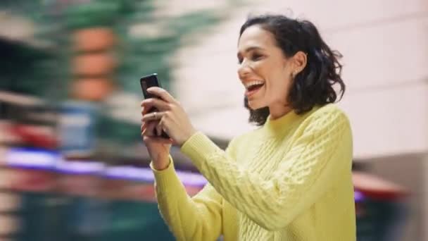 360 Degree Woman Using Smartphone on Street — Stock video